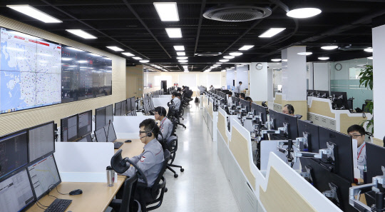 KT텔레캅 통합관제센터에서 영상분석, 영상관제 등을 하고 있는 모습. KT텔레캅 제공